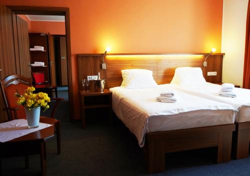 4 twin beds