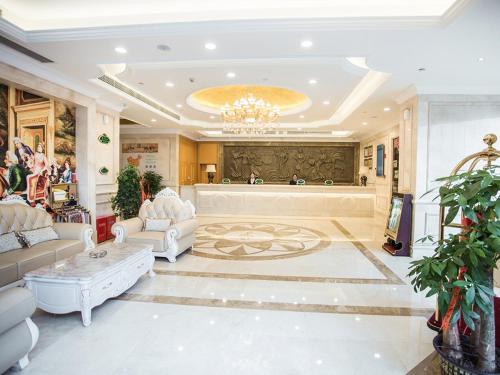 Vienna Hotel Pingxiang Lvyin Square Vienna Hotel Pingxiang Lvyin Square is conveniently located in the popular Anyuan area. Featuring a satisfying list of amenities, guests will find their stay at the property a comfortable one. Service