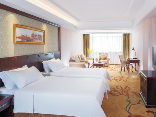 Vienna Hotel Shenzhen Shiyan Shilong Community