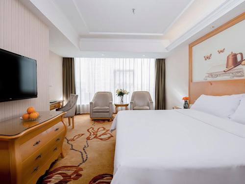 Vienna Hotel Jiujiang Railway Station Located in Xunyang, Vienna Hotel Jiujiang Railway Station is a perfect starting point from which to explore Jiujiang. Featuring a satisfying list of amenities, guests will find their stay at the prope