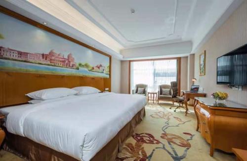 Vienna International Hotel Xinyang Yangshan New District