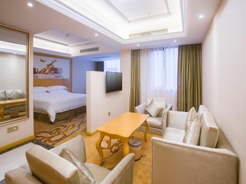 Vienna Hotel Jiujiang Railway Station Located in Xunyang, Vienna Hotel Jiujiang Railway Station is a perfect starting point from which to explore Jiujiang. Featuring a satisfying list of amenities, guests will find their stay at the prope