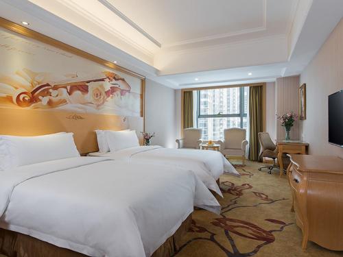 Vienna International Hotel Shenzhen Qianhai Happy Bay in Bao'an District