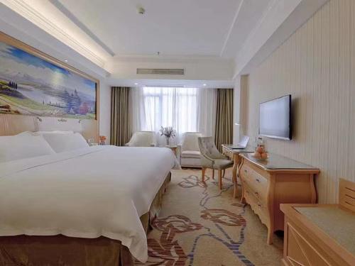 Vienna Hotel Jiujiang Railway Station Located in Xunyang, Vienna Hotel Jiujiang Railway Station is a perfect starting point from which to explore Jiujiang. Featuring a satisfying list of amenities, guests will find their stay at the prope