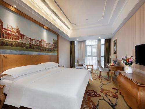 Vienna International Hotel Fuzhou Cangshan Wanda Stop at Vienna International Hotel Fuzhou Cangshan Wanda to discover the wonders of Fuzhou. The property offers a high standard of service and amenities to suit the individual needs of all travelers. 