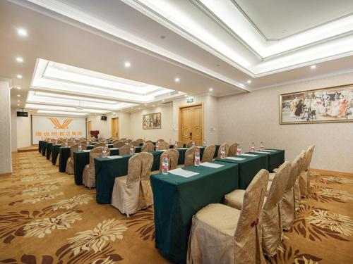 Vienna International Hotel Fuzhou Cangshan Wanda Stop at Vienna International Hotel Fuzhou Cangshan Wanda to discover the wonders of Fuzhou. The property offers a high standard of service and amenities to suit the individual needs of all travelers. 