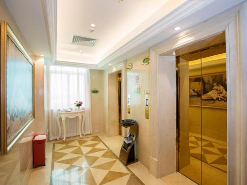 Vienna Hotel Huizhou Railway Station Set in a prime location of Huizhou, Vienna Hotel Huizhou Railway Station puts everything the city has to offer just outside your doorstep. The property offers a wide range of amenities and perks to en