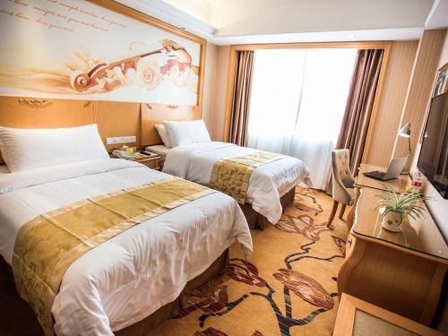 Vienna Hotel Pingxiang Lvyin Square Vienna Hotel Pingxiang Lvyin Square is conveniently located in the popular Anyuan area. Featuring a satisfying list of amenities, guests will find their stay at the property a comfortable one. Service