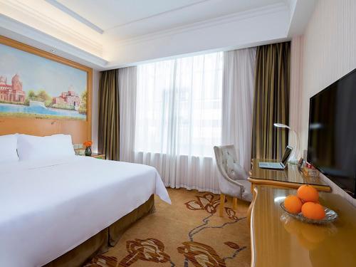 Vienna Hotel Jiujiang Railway Station Located in Xunyang, Vienna Hotel Jiujiang Railway Station is a perfect starting point from which to explore Jiujiang. Featuring a satisfying list of amenities, guests will find their stay at the prope