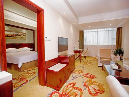 Vienna Hotel Shenzhen Shiyan Shilong Community