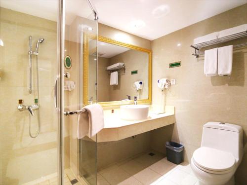 a bathroom with a toilet, sink, and shower, Vienna Hotel Changsha Bayi Bridge Hefu Branch in Changsha