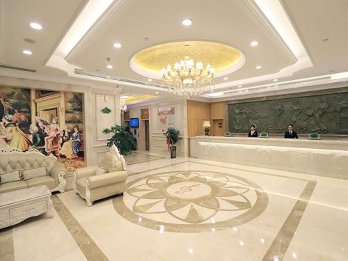 Vienna Hotel Pingxiang Lvyin Square Vienna Hotel Pingxiang Lvyin Square is conveniently located in the popular Anyuan area. Featuring a satisfying list of amenities, guests will find their stay at the property a comfortable one. Service
