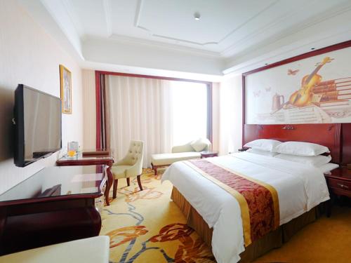 Vienna International Hotel Maoming Xinyi Xinshang Road Vienna International Hotel Maoming Xinyi Xinshang is perfectly located for both business and leisure guests in Maoming. The property offers guests a range of services and amenities designed to provide