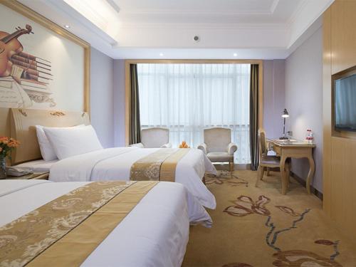 Vienna Hotel Guangxi Nanjing Nanhu Park Set in a prime location of Nanning, Vienna Hotel Guangxi Nanjing Nanhu Park puts everything the city has to offer just outside your doorstep. The property has everything you need for a comfortable sta
