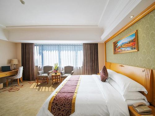 Vienna Hotel Guilin Wanfu Square Vienna Hotel Guilin Wanfu Square is conveniently located in the popular Yanshan District area. Offering a variety of facilities and services, the property provides all you need for a good nights slee