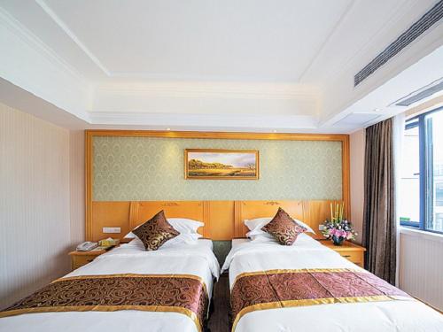 Vienna Hotel Guilin Wanfu Square Vienna Hotel Guilin Wanfu Square is conveniently located in the popular Yanshan District area. Offering a variety of facilities and services, the property provides all you need for a good nights slee