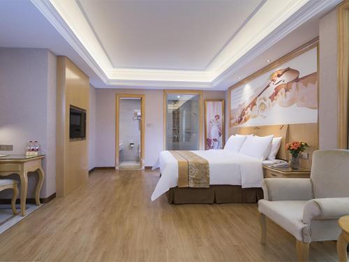 Vienna Hotel Guangxi Nanjing Nanhu Park Set in a prime location of Nanning, Vienna Hotel Guangxi Nanjing Nanhu Park puts everything the city has to offer just outside your doorstep. The property has everything you need for a comfortable sta