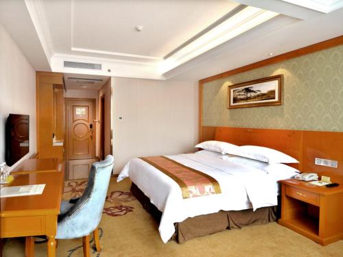 Vienna Hotel Hefei East Changjiang Road Vienna Hotel Hefei East Changjiang Road is perfectly located for both business and leisure guests in Hefei. Featuring a satisfying list of amenities, guests will find their stay at the property a comf