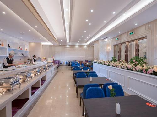 Vienna International Hotel Maoming Xinyi Xinshang Road Vienna International Hotel Maoming Xinyi Xinshang is perfectly located for both business and leisure guests in Maoming. The property offers guests a range of services and amenities designed to provide