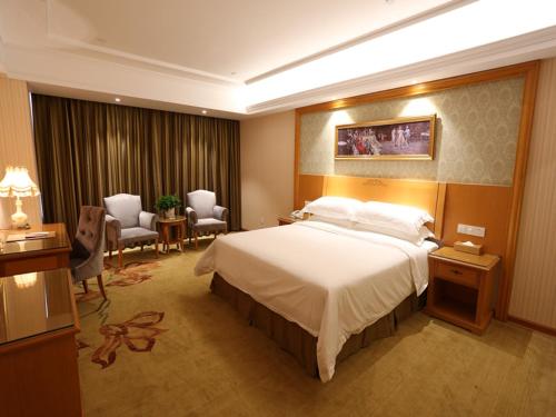 Vienna Hotel Anhui Bengbu Haijixing The 4-star Vienna Hotel Anhui Bengbu Haijixing offers comfort and convenience whether youre on business or holiday in Bengbu. The property features a wide range of facilities to make your stay a plea