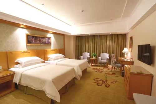 Vienna Hotel Anhui Bengbu Haijixing The 4-star Vienna Hotel Anhui Bengbu Haijixing offers comfort and convenience whether youre on business or holiday in Bengbu. The property features a wide range of facilities to make your stay a plea