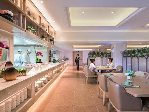 Vienna International Hotel Shanghai Jinshajiang Road Changfeng Park in Putuo and Changfeng Park