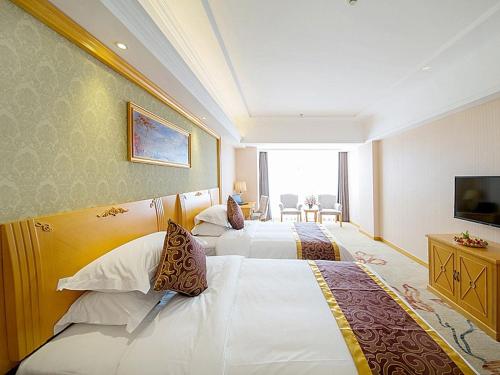 Vienna Hotel Guilin Wanfu Square Vienna Hotel Guilin Wanfu Square is conveniently located in the popular Yanshan District area. Offering a variety of facilities and services, the property provides all you need for a good nights slee