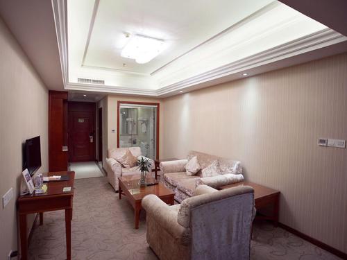 Vienna International Hotel Shenzhen Songgang Wanzhao Square Vienna International Hotel Shenzhen Songgang Wanzh is conveniently located in the popular Baoan District area. The property offers a wide range of amenities and perks to ensure you have a great time.