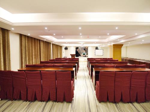 Vienna Hotel Changsha Dongtang Vienna Hotel Changsha Dongtang is conveniently located in the popular Furong area. The property has everything you need for a comfortable stay. Service-minded staff will welcome and guide you at Vienn