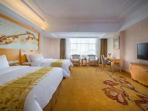 Vienna Hotel Guangdong Gaozhou City East Passenger Depot Vienna Hotel Guangdong Gaozhou City East Passenger is conveniently located in the popular Dong Guan City area. The property features a wide range of facilities to make your stay a pleasant experience.