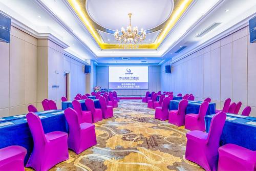 Vienna International Hotel Guangdong Zhengjiang Renming Avenue Middle Road Stop at Vienna International Hotel Guangdong Zhengjiang Re to discover the wonders of Zhanjiang. Both business travelers and tourists can enjoy the propertys facilities and services. Service-minded s