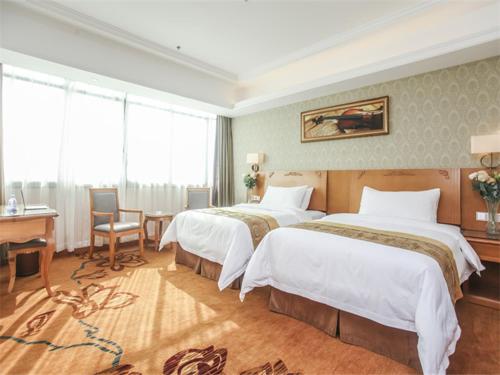 Vienna Hotel Fuzhou Linchuan Avenue Stop at Vienna Hotel Fuzhou Linchuan Avenue to discover the wonders of Fuzhou (Jiangxi). The property has everything you need for a comfortable stay. Service-minded staff will welcome and guide you at