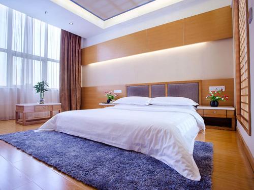 Vienna International Hotel Shenzhen Songgang Wanzhao Square Vienna International Hotel Shenzhen Songgang Wanzh is conveniently located in the popular Baoan District area. The property offers a wide range of amenities and perks to ensure you have a great time.