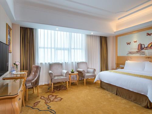 Vienna Hotel Guangdong Gaozhou City East Passenger Depot Vienna Hotel Guangdong Gaozhou City East Passenger is conveniently located in the popular Dong Guan City area. The property features a wide range of facilities to make your stay a pleasant experience.