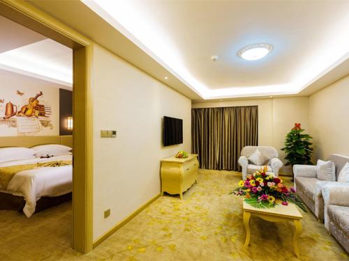 Vienna International Hotel Guangdong Zhengjiang Renming Avenue Middle Road Stop at Vienna International Hotel Guangdong Zhengjiang Re to discover the wonders of Zhanjiang. Both business travelers and tourists can enjoy the propertys facilities and services. Service-minded s