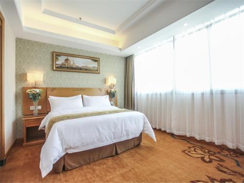 Vienna Hotel Fuzhou Linchuan Avenue Stop at Vienna Hotel Fuzhou Linchuan Avenue to discover the wonders of Fuzhou (Jiangxi). The property has everything you need for a comfortable stay. Service-minded staff will welcome and guide you at