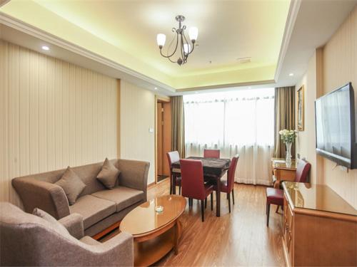 Vienna Hotel Fuzhou Linchuan Avenue Stop at Vienna Hotel Fuzhou Linchuan Avenue to discover the wonders of Fuzhou (Jiangxi). The property has everything you need for a comfortable stay. Service-minded staff will welcome and guide you at