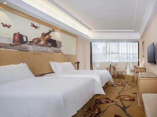 Vienna Hotel Huizhou Railway Station Set in a prime location of Huizhou, Vienna Hotel Huizhou Railway Station puts everything the city has to offer just outside your doorstep. The property offers a wide range of amenities and perks to en