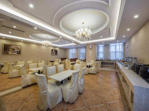 Vienna International Hotel Fuzhou Cangshan Wanda Stop at Vienna International Hotel Fuzhou Cangshan Wanda to discover the wonders of Fuzhou. The property offers a high standard of service and amenities to suit the individual needs of all travelers. 