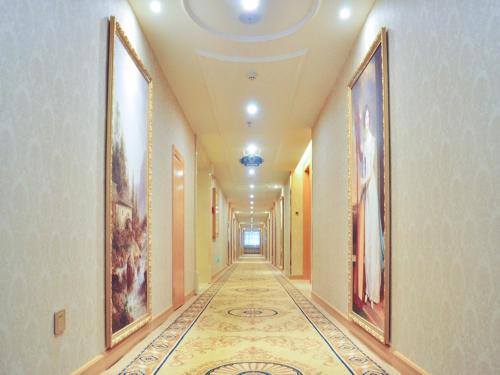 Vienna Hotel Jiujiang Railway Station Located in Xunyang, Vienna Hotel Jiujiang Railway Station is a perfect starting point from which to explore Jiujiang. Featuring a satisfying list of amenities, guests will find their stay at the prope