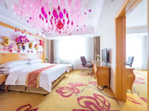 Vienna International Hotel Harbin Haxi Railway Station The 4-star Vienna International Hotel Harbin Haxi Railway Sta offers comfort and convenience whether youre on business or holiday in Harbin. Featuring a satisfying list of amenities, guests will find