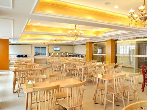 Vienna Hotel Hefei East Changjiang Road Vienna Hotel Hefei East Changjiang Road is perfectly located for both business and leisure guests in Hefei. Featuring a satisfying list of amenities, guests will find their stay at the property a comf