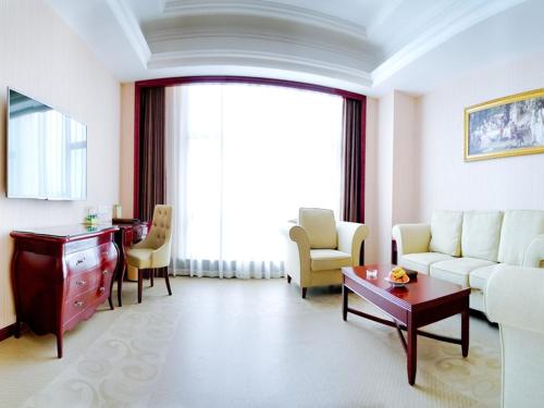 Vienna International Hotel Maoming Xinyi Xinshang Road Vienna International Hotel Maoming Xinyi Xinshang is perfectly located for both business and leisure guests in Maoming. The property offers guests a range of services and amenities designed to provide