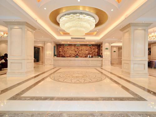 เวียนนา โฮเทล กว่างซี กุ้ยหลิน เหลียงเจียง ซื่อหู (Vienna Hotel Guangxi Guilin Liangjiang Sihu) in สถานีรถไฟกุ้ยหลิน