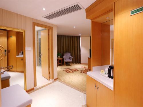 Vienna Hotel Anhui Bengbu Haijixing The 4-star Vienna Hotel Anhui Bengbu Haijixing offers comfort and convenience whether youre on business or holiday in Bengbu. The property features a wide range of facilities to make your stay a plea