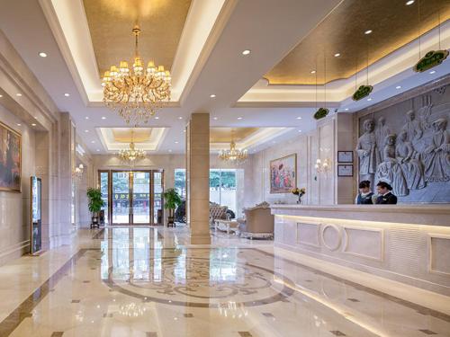 Vienna Hotel (Shenzhen Bao'an Centre Liutang Metro Station)