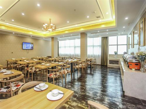 Vienna Hotel Fuzhou Linchuan Avenue Stop at Vienna Hotel Fuzhou Linchuan Avenue to discover the wonders of Fuzhou (Jiangxi). The property has everything you need for a comfortable stay. Service-minded staff will welcome and guide you at