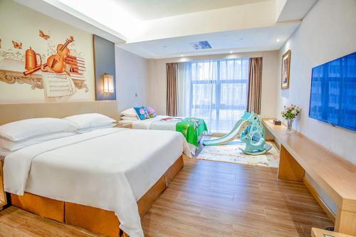 Vienna International Hotel Guangdong Zhengjiang Renming Avenue Middle Road Stop at Vienna International Hotel Guangdong Zhengjiang Re to discover the wonders of Zhanjiang. Both business travelers and tourists can enjoy the propertys facilities and services. Service-minded s