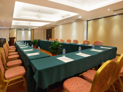 Vienna Hotel Changsha Gaoxin Lugu Park – Changsha, KY