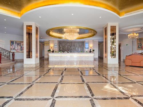 Vienna Hotel Dongguan Qiaotou Located in Northeast of Dongguan City, Vienna Hotel Dongguan Qiaotou is a perfect starting point from which to explore Dongguan. The property features a wide range of facilities to make your stay a pl